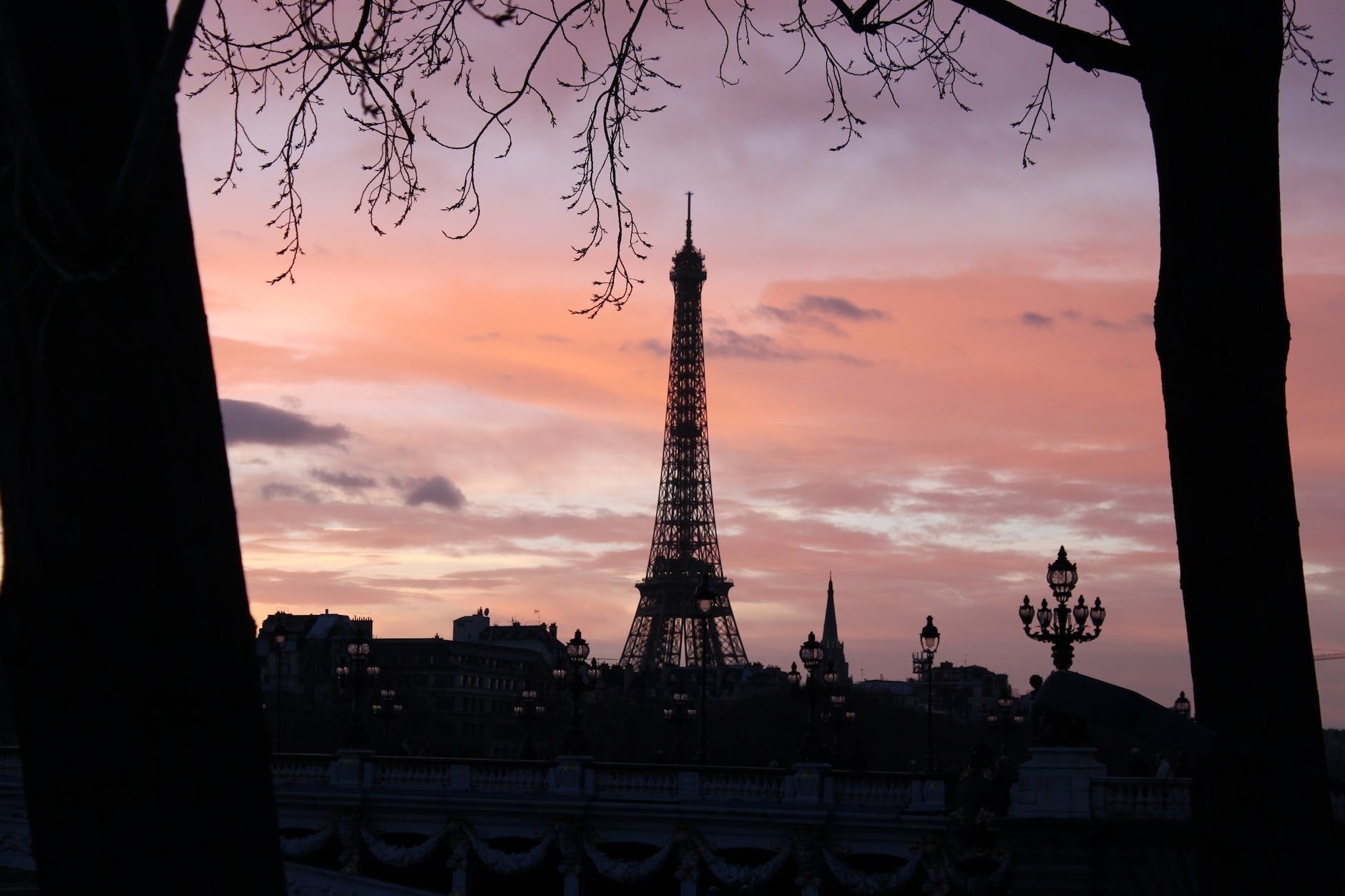 sillhouete of eiffel tower